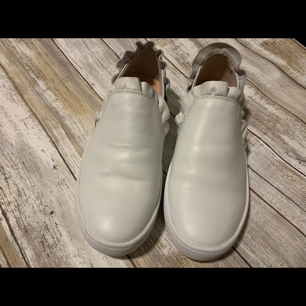 Kate Spade white ruffled slide one sneaker size 6